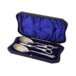 A cased Edwardian pair of Albany pattern silver shell bowl shaped spoons