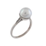 A pearl single stone ring