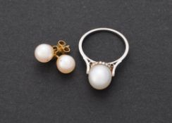 A cultured pearl dress ring