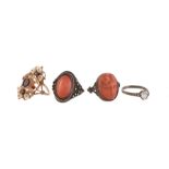 Y An early 20th century garnet and pearl panel ring