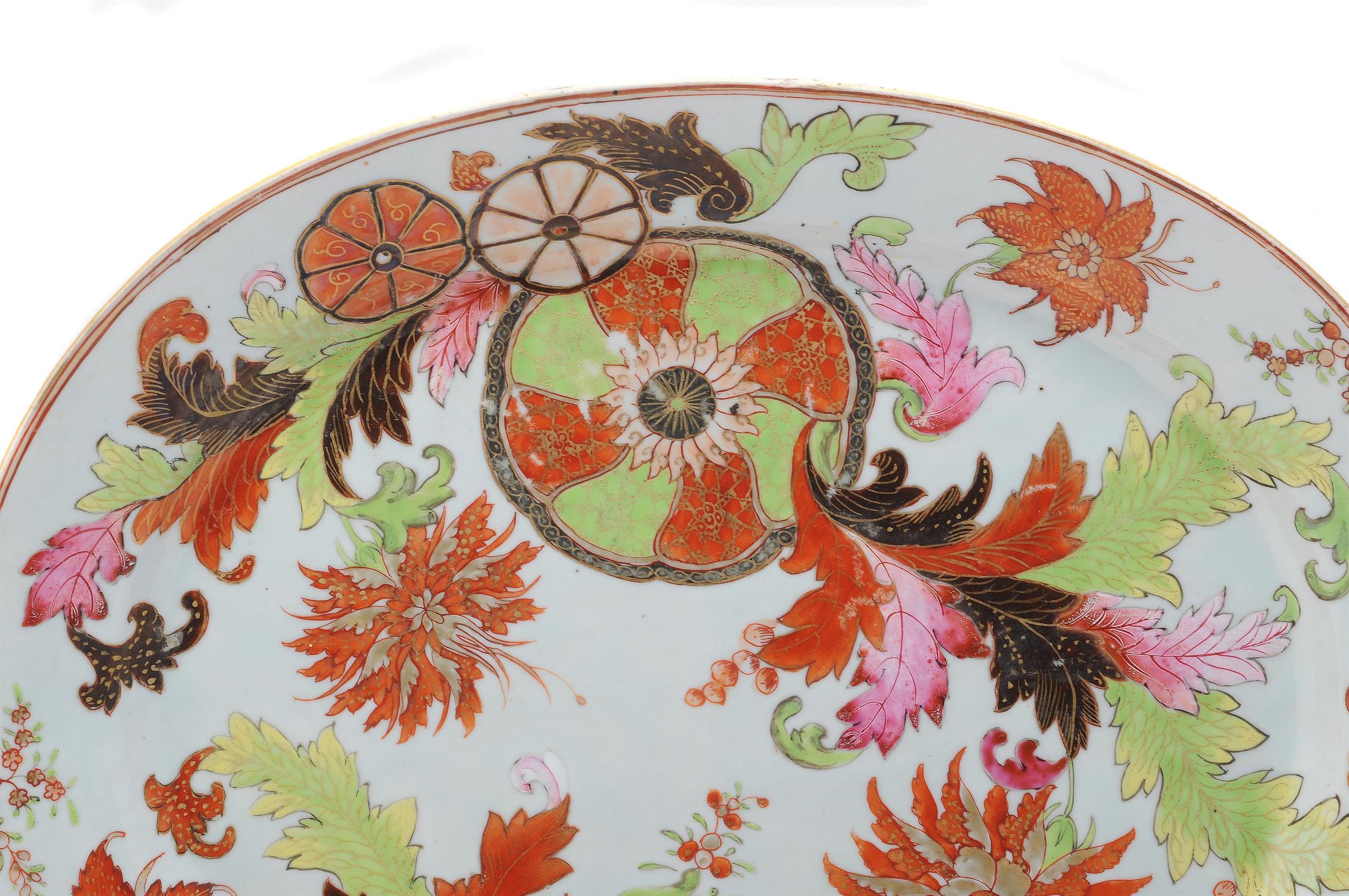 A large Chinese famille rose pseudo 'Tobacco leaf' serving dish - Image 2 of 3