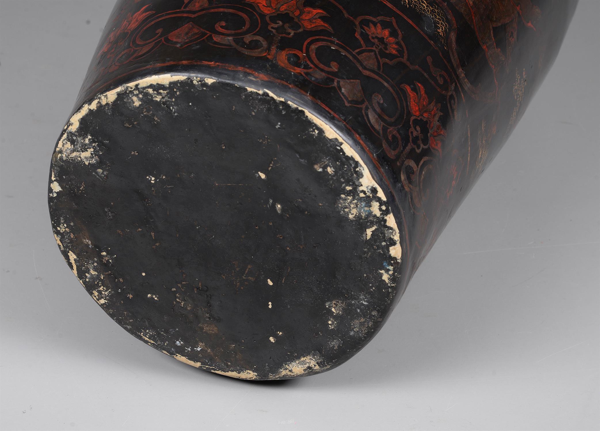 A large Chinese lacquered papier-mâché vase and cover - Image 4 of 4