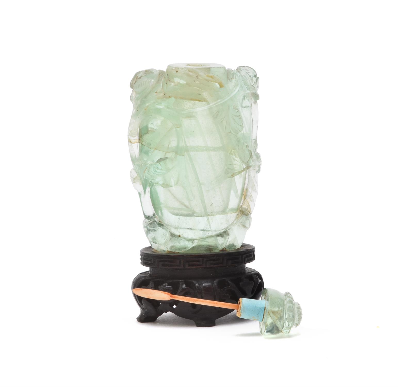 A Chinese carved green fluorite snuff bottle - Image 3 of 3