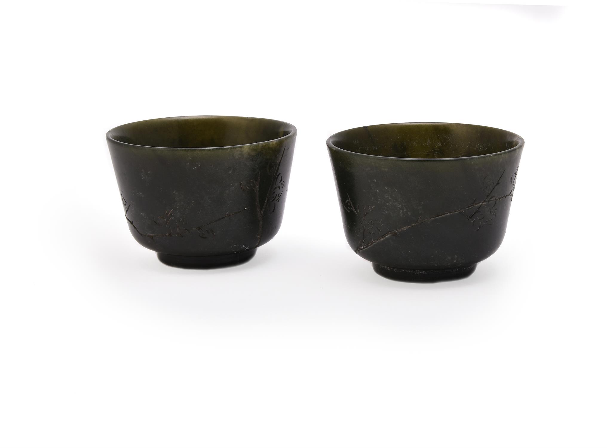 A pair of Chinese spinach-green hardstone cups - Image 2 of 4