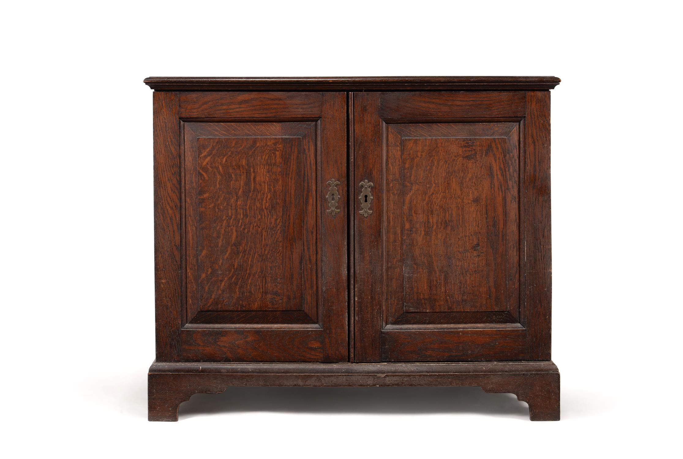 A George III oak dwarf press cupboard - Image 2 of 3