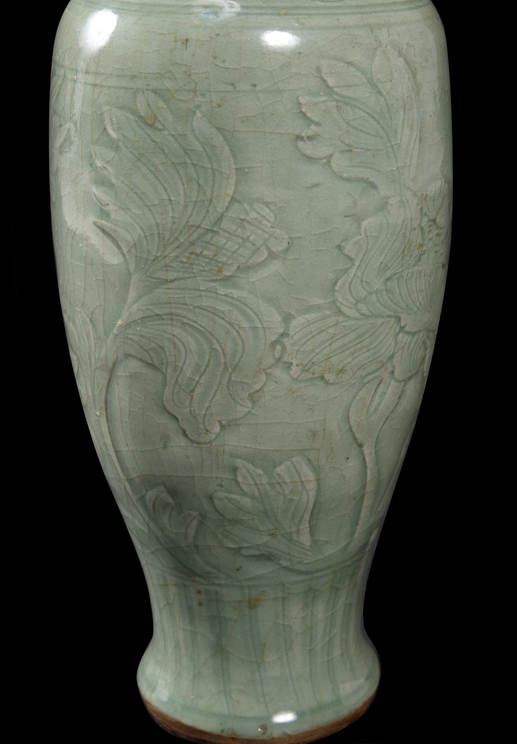 A Chinese Longquan celadon vase - Image 4 of 5