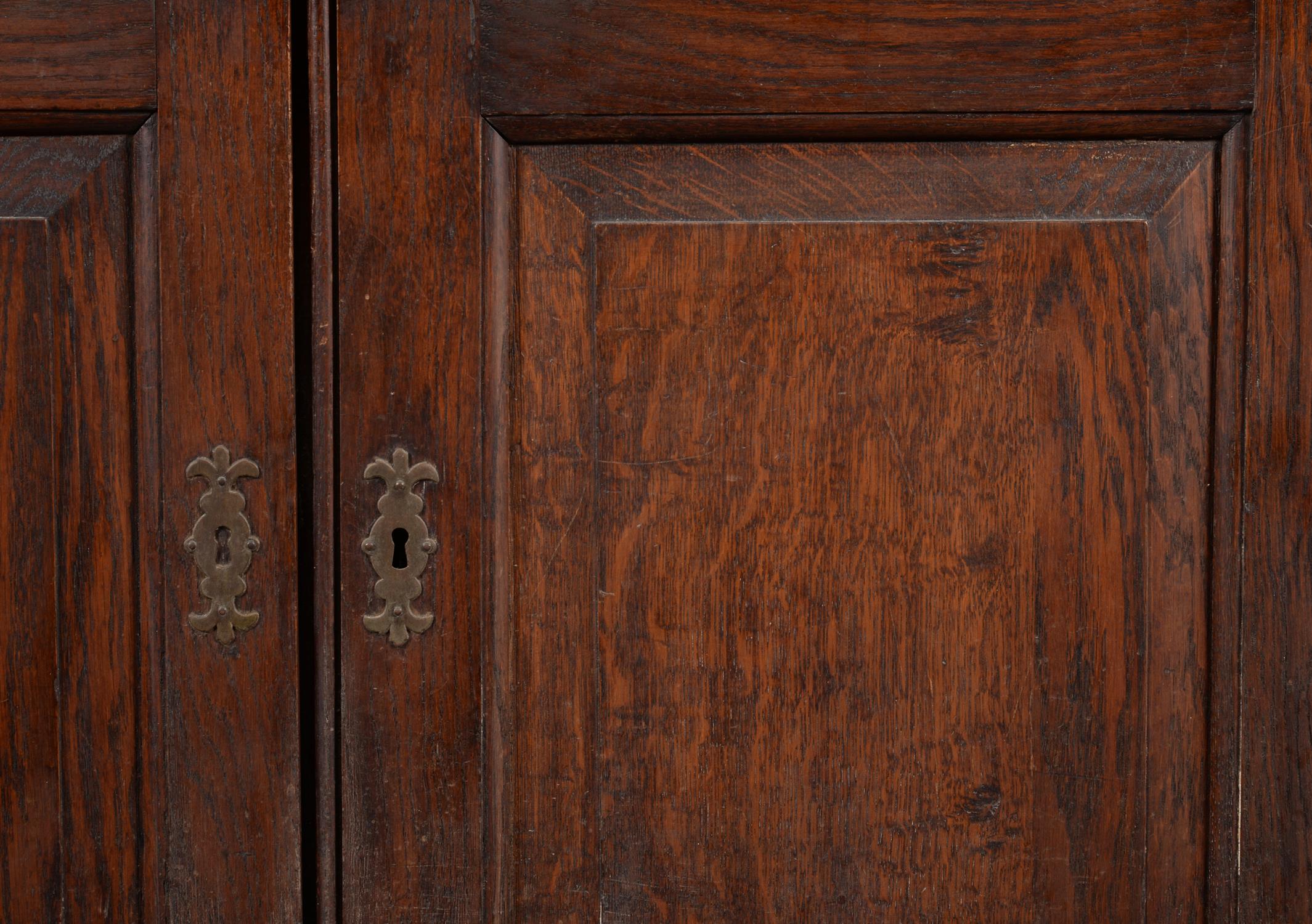 A George III oak dwarf press cupboard - Image 3 of 3