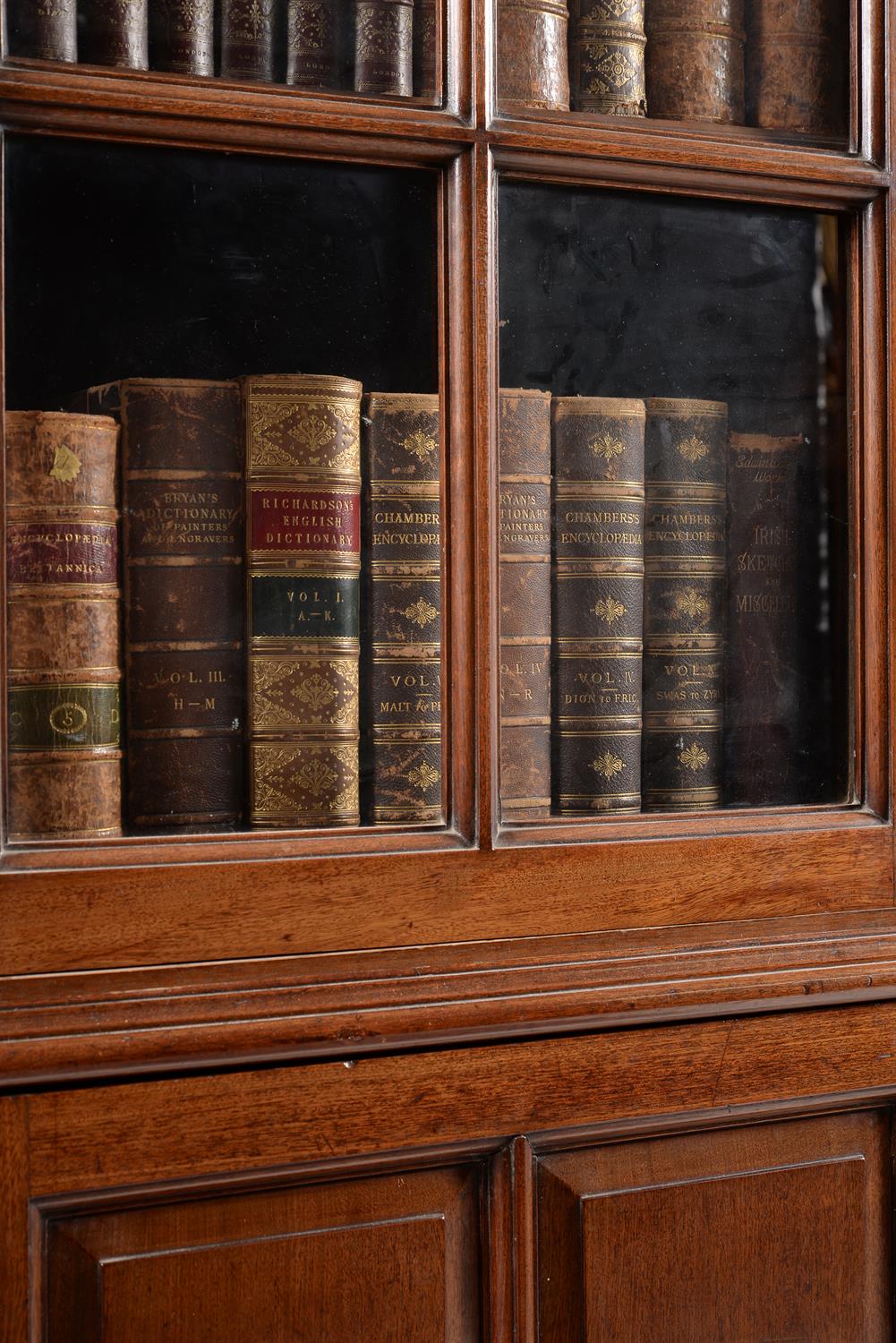 A mahogany bookcase - Image 3 of 3