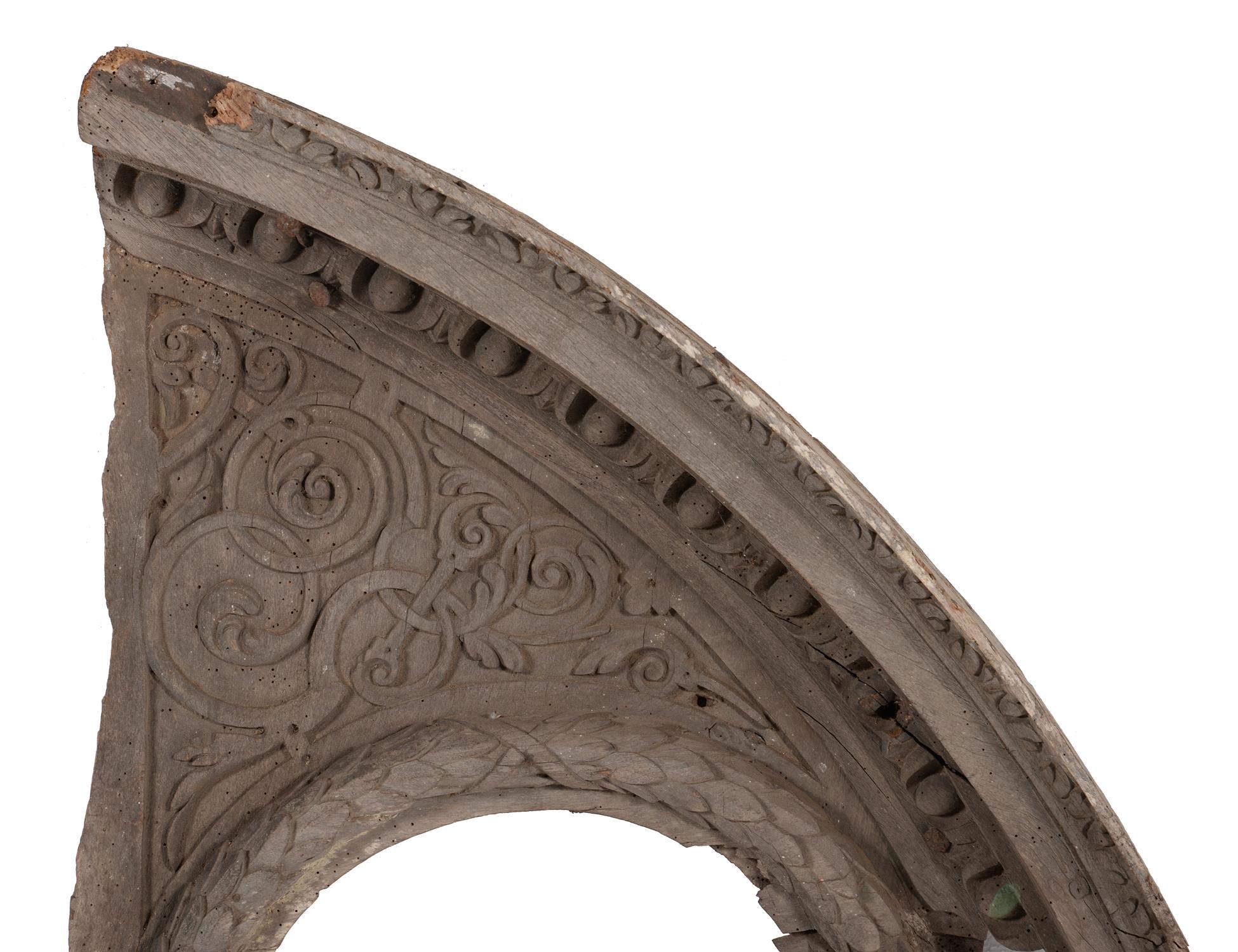 A carved wood architectural feature - Image 2 of 3