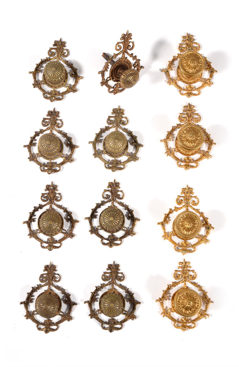 A large quantity of gilt metal door furniture - Image 3 of 5
