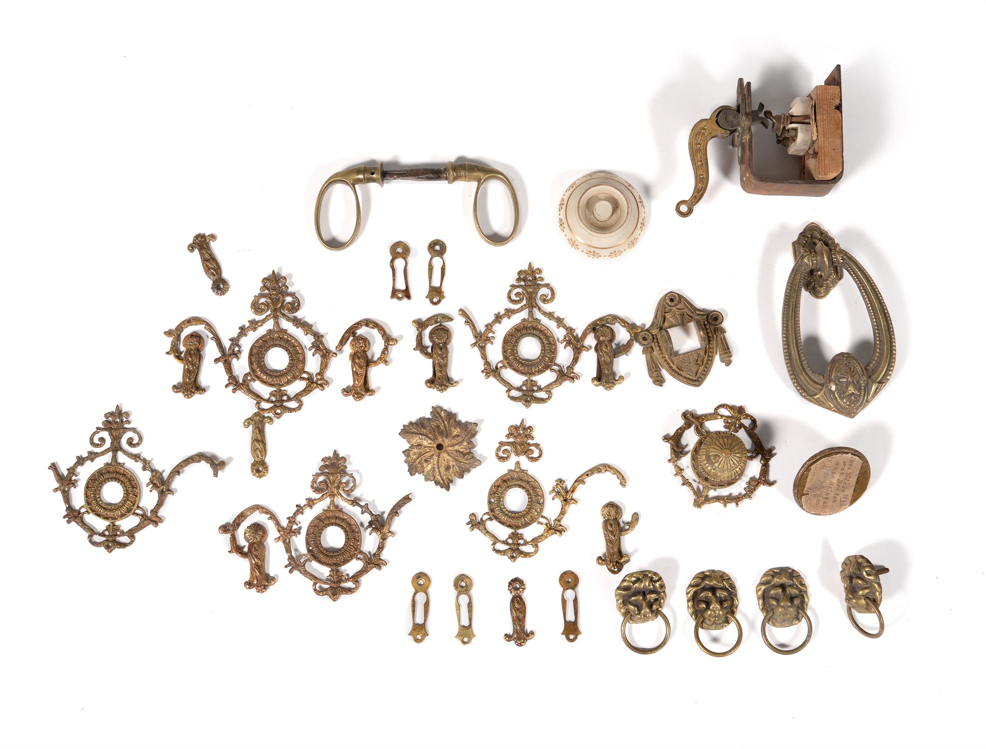 A large quantity of gilt metal door furniture - Image 4 of 5