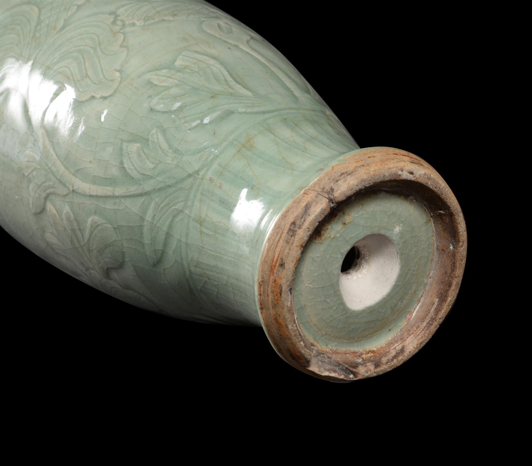 A Chinese Longquan celadon vase - Image 5 of 5