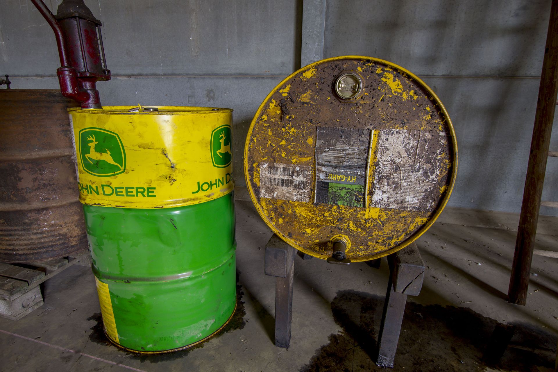 Part barrel of oil, John Deere engine oil Plus 50 11 15W/40 with dispenser (95% full) and further