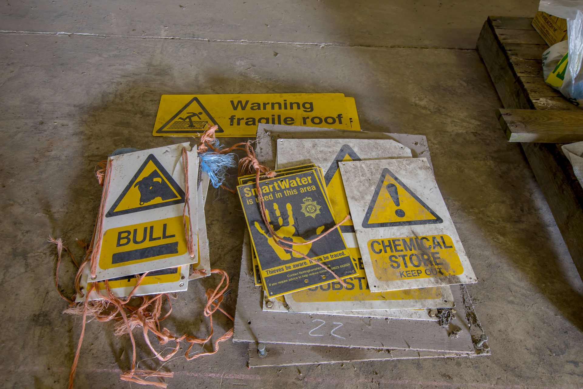 Quantity of warning signs.