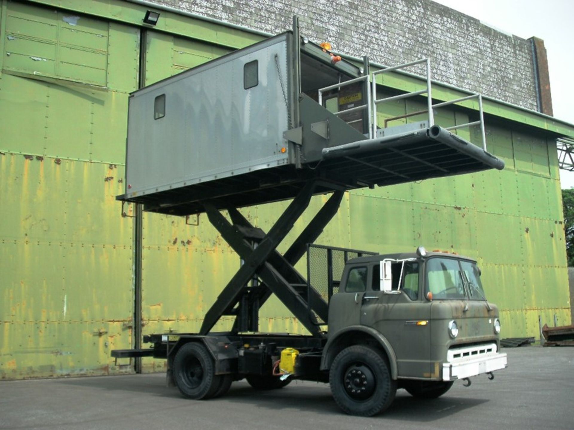 *Ford Model C8000, 4x2 LHD with Elevating body, Body elevates to 12ft platform swl 2000lbs. - Image 9 of 12