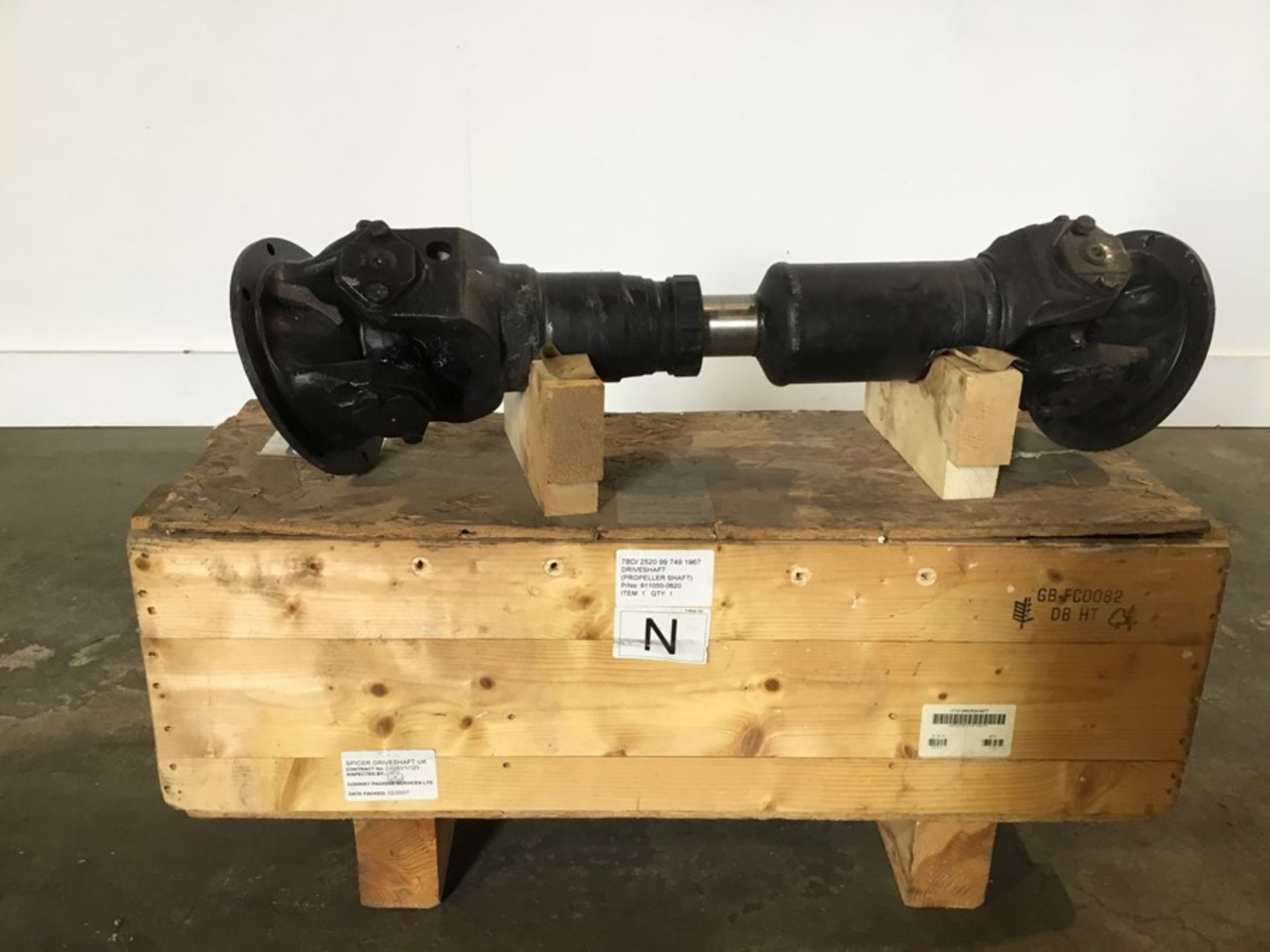 Stillage containing 18 Spicer 1710 propshaft/drive shaft new or refurbished in boxes - Image 4 of 18