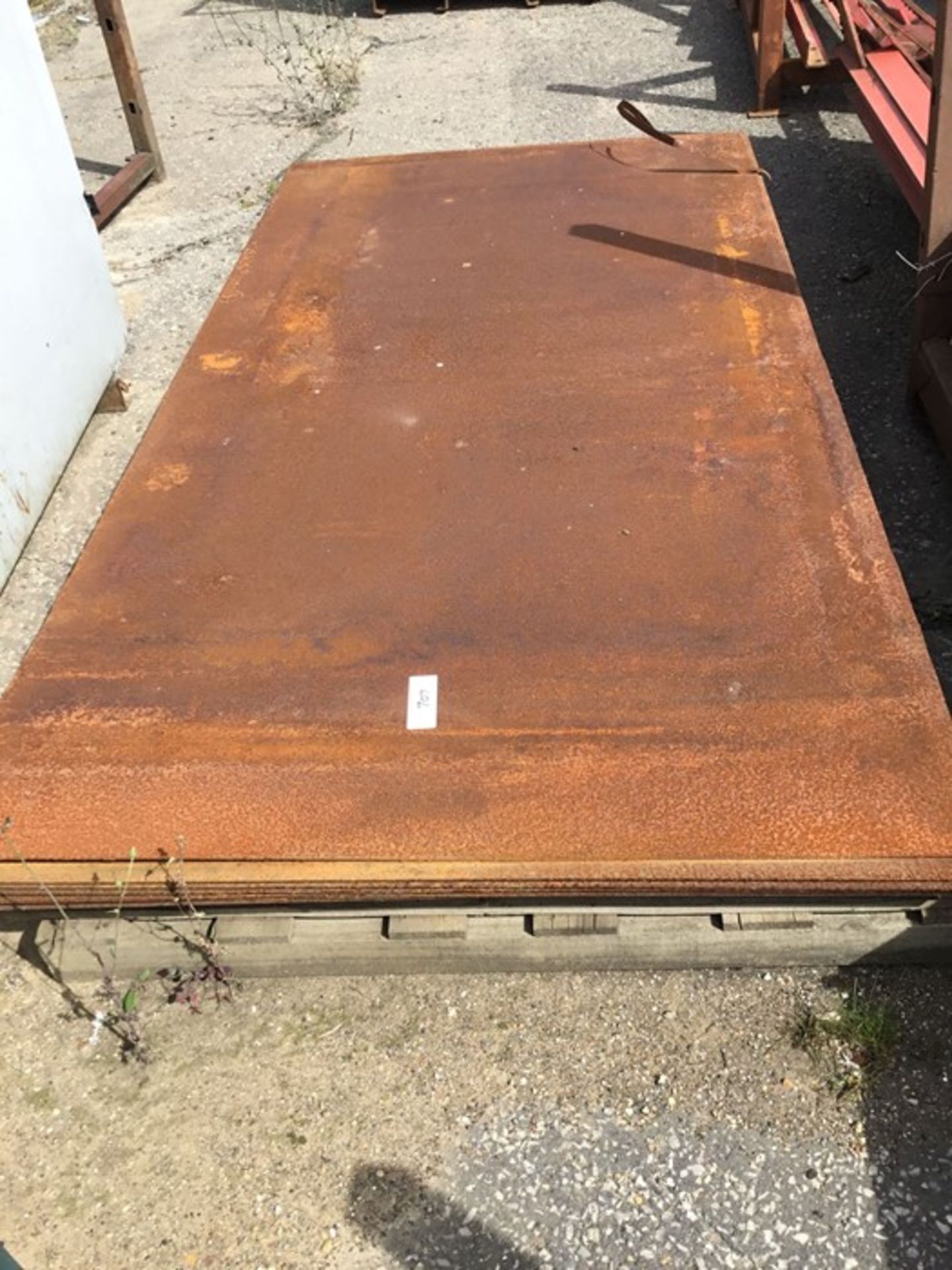 Pallet with heavy duty steel plate - Image 2 of 2