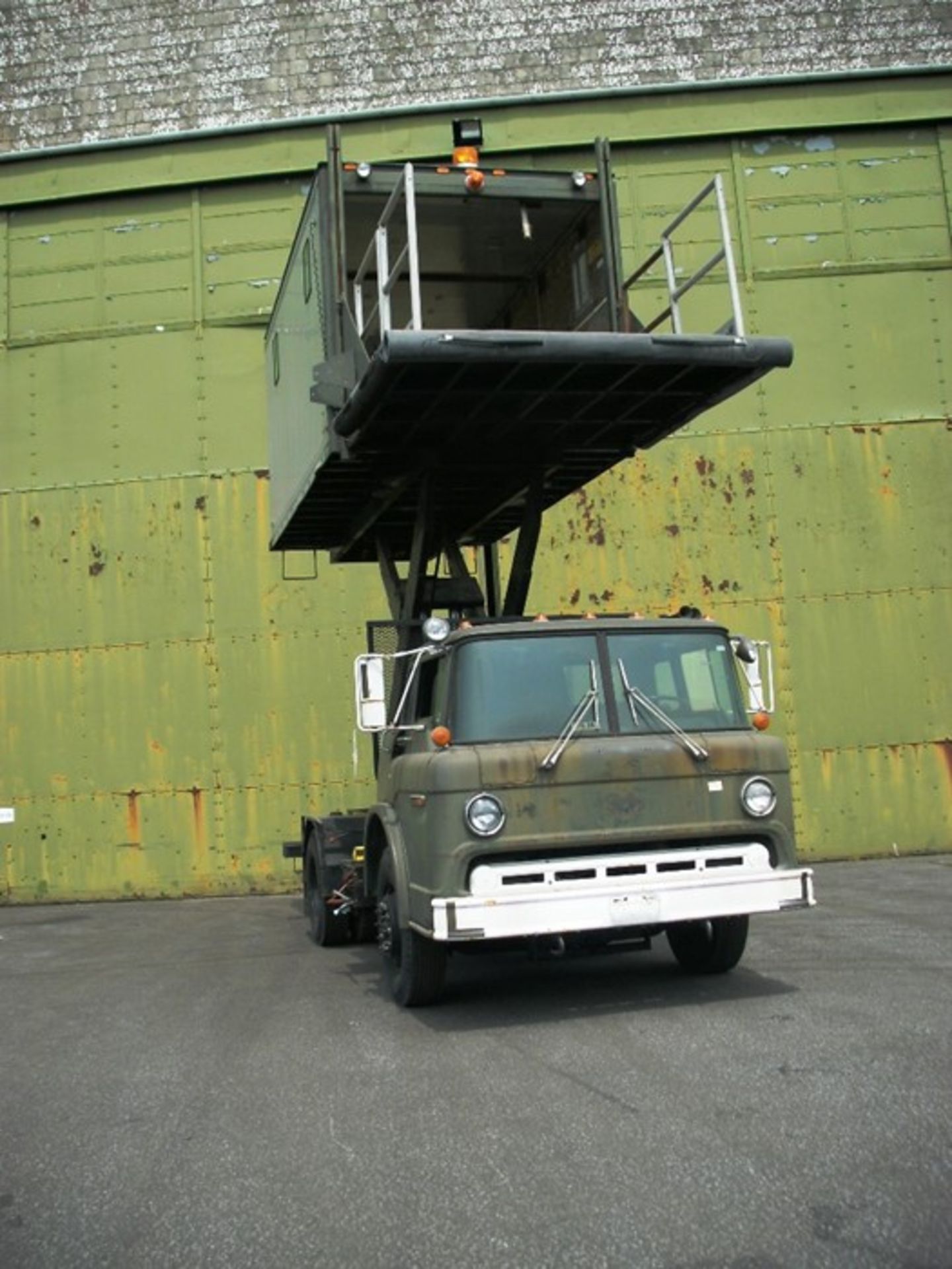 *Ford Model C8000, 4x2 LHD with Elevating body, Body elevates to 12ft platform swl 2000lbs. - Image 8 of 12