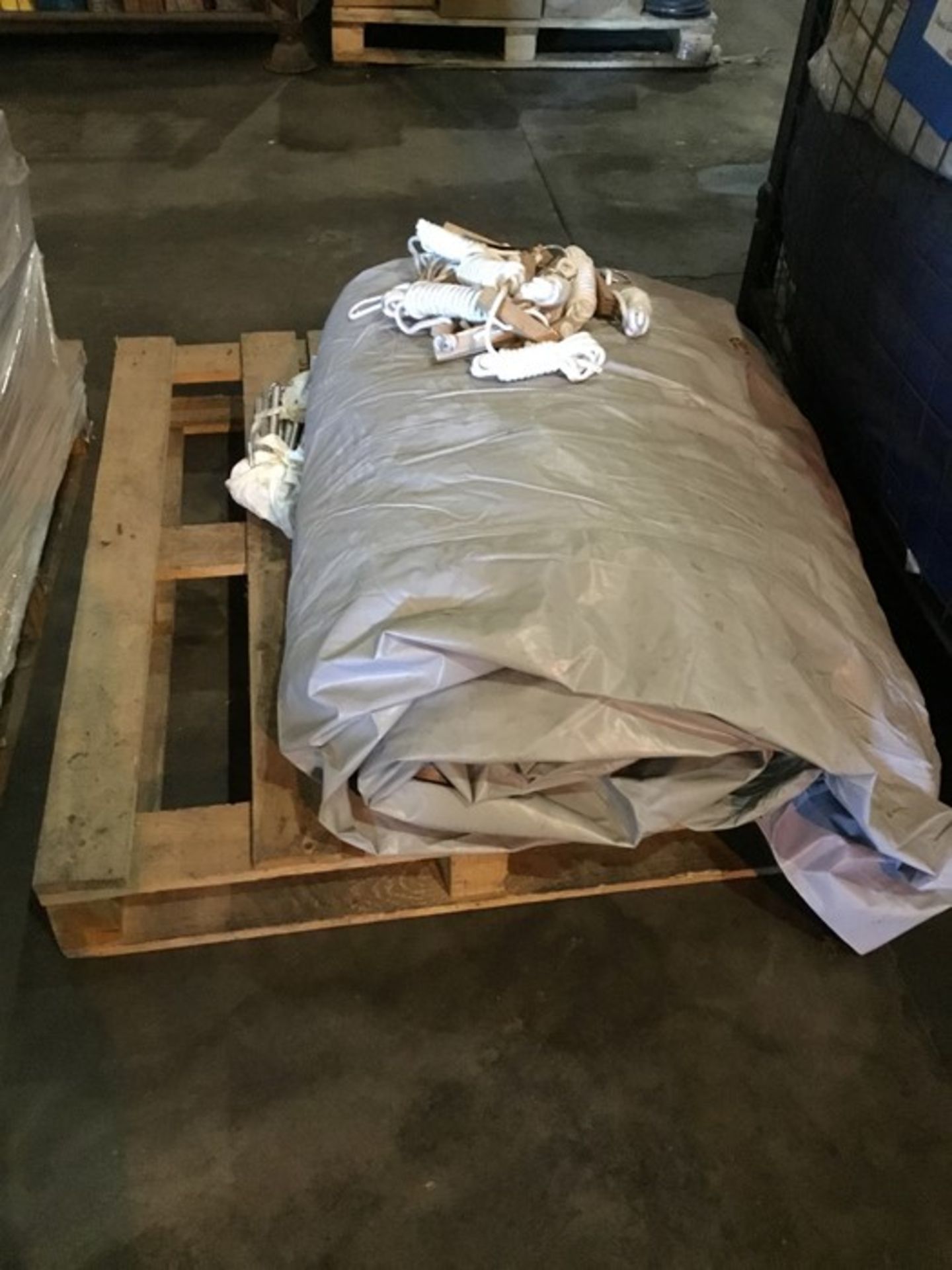 Pallet containing a Rofi style tent - Image 9 of 9