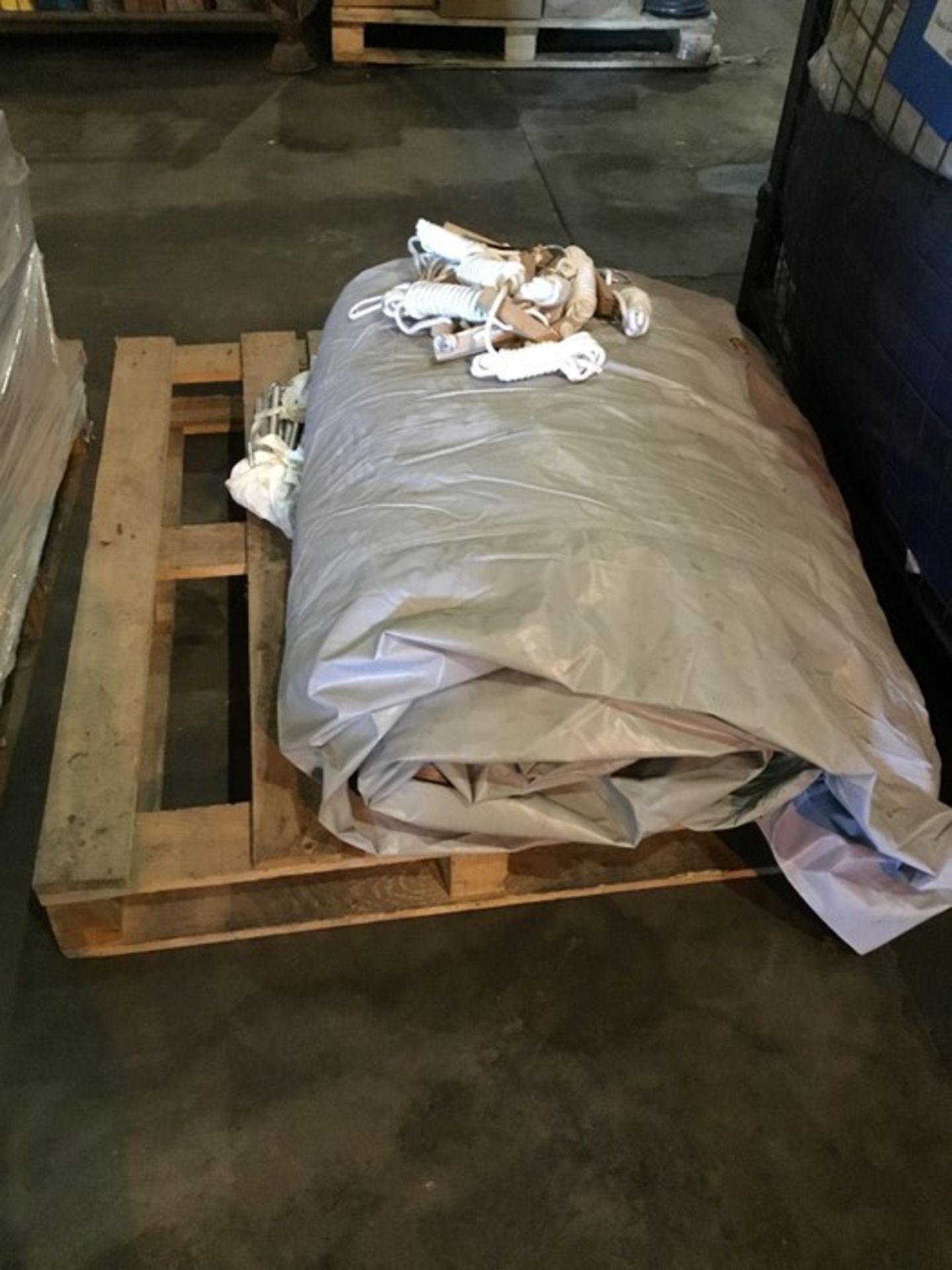 Pallet containing a Rofi style tent - Image 6 of 9