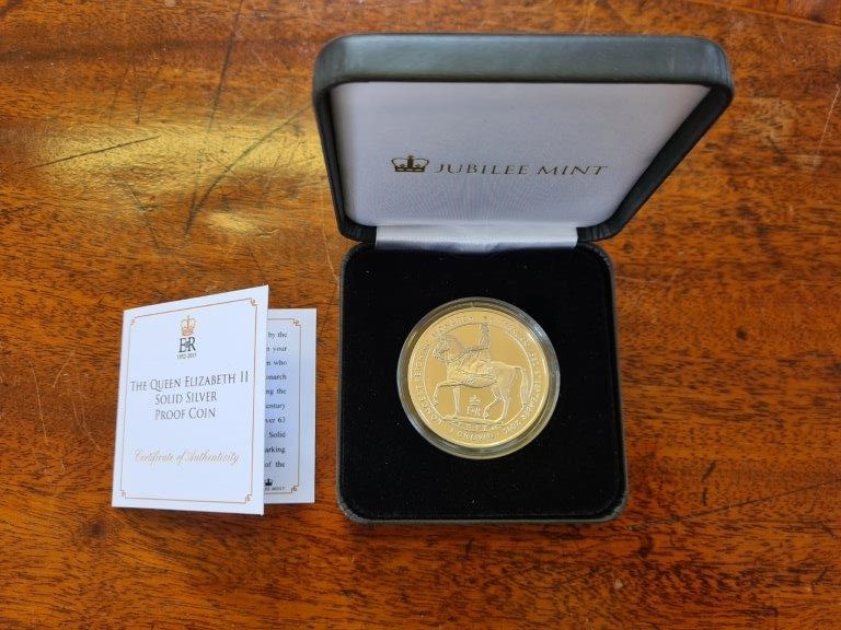 Jubilee Mint silver proof coin Longest Serving Monarch, Isle of Man 2015 in presentation box and