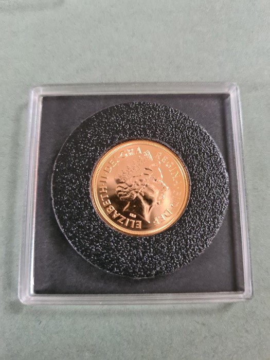 2013 uncirculated full gold sovereign in case and purse. - Image 2 of 2
