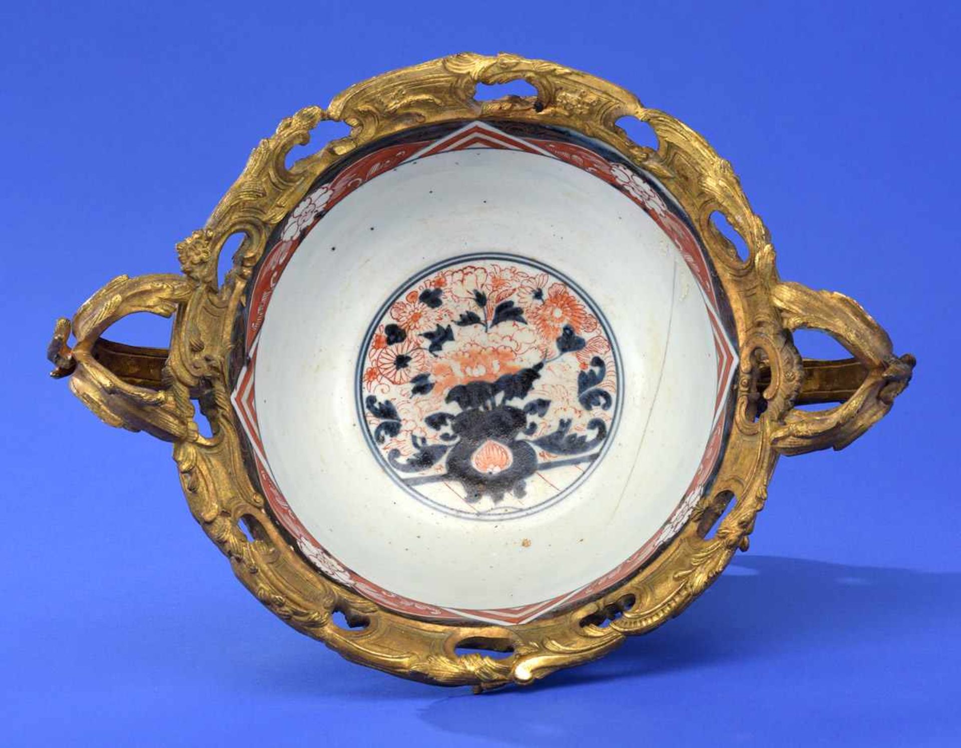 Imari-Schale mit vergoldeter Bronzemontierung 18./19. Jhdt. - Bild 3 aus 3