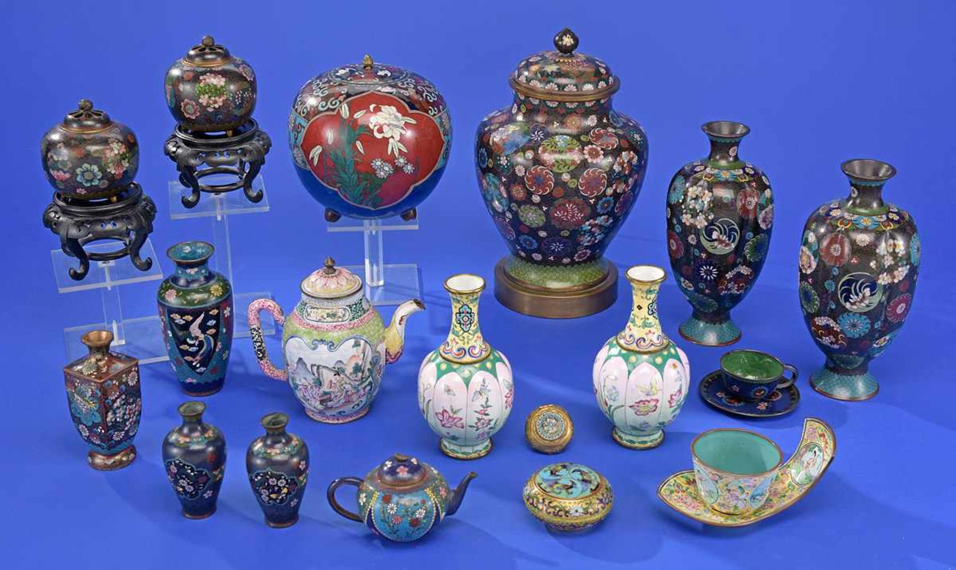 Sammlung von 20 Cloisonné- und Emaille-Objekten China und Japan, 19./20. Jhdt.