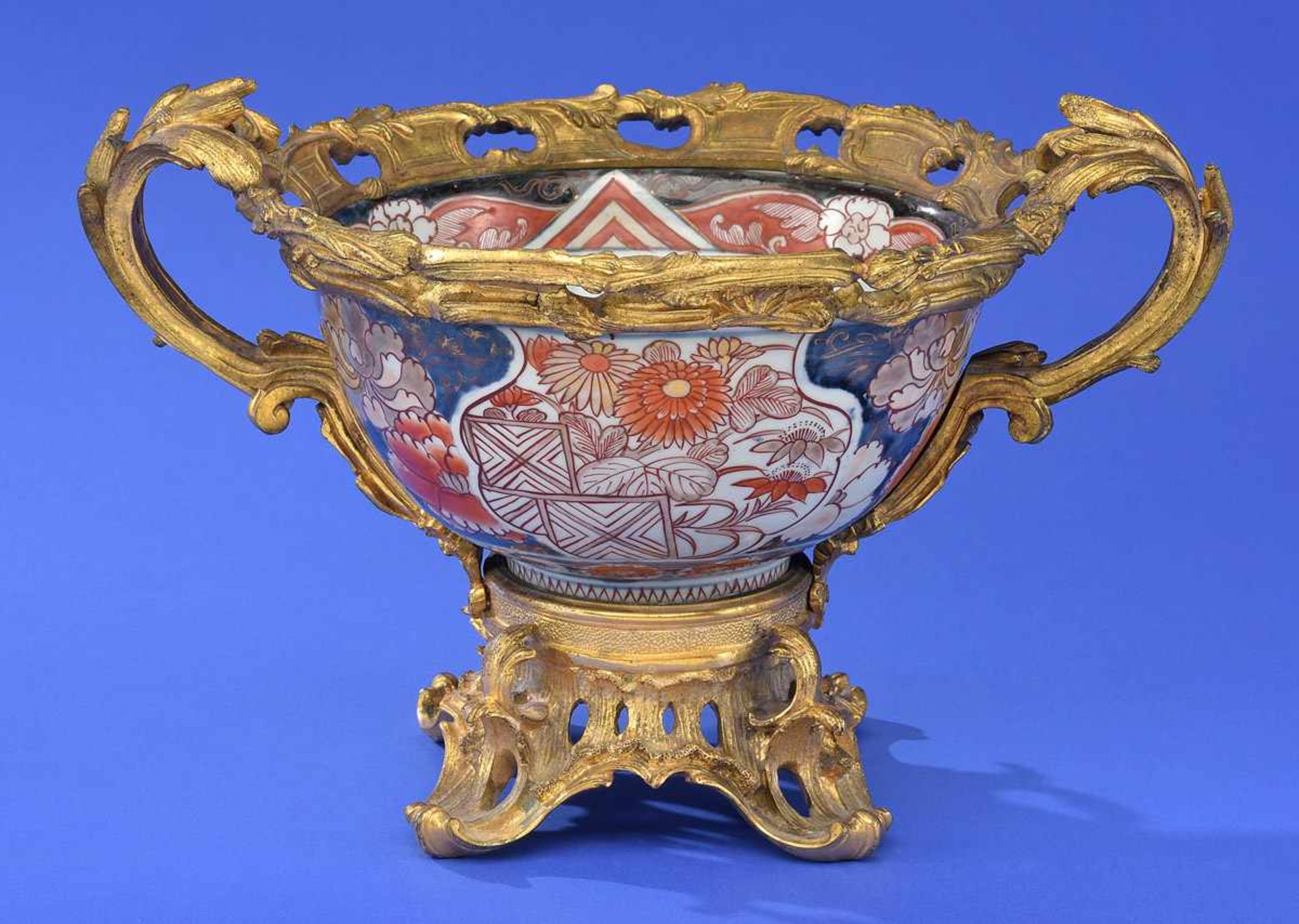 Imari-Schale mit vergoldeter Bronzemontierung 18./19. Jhdt. - Image 2 of 3