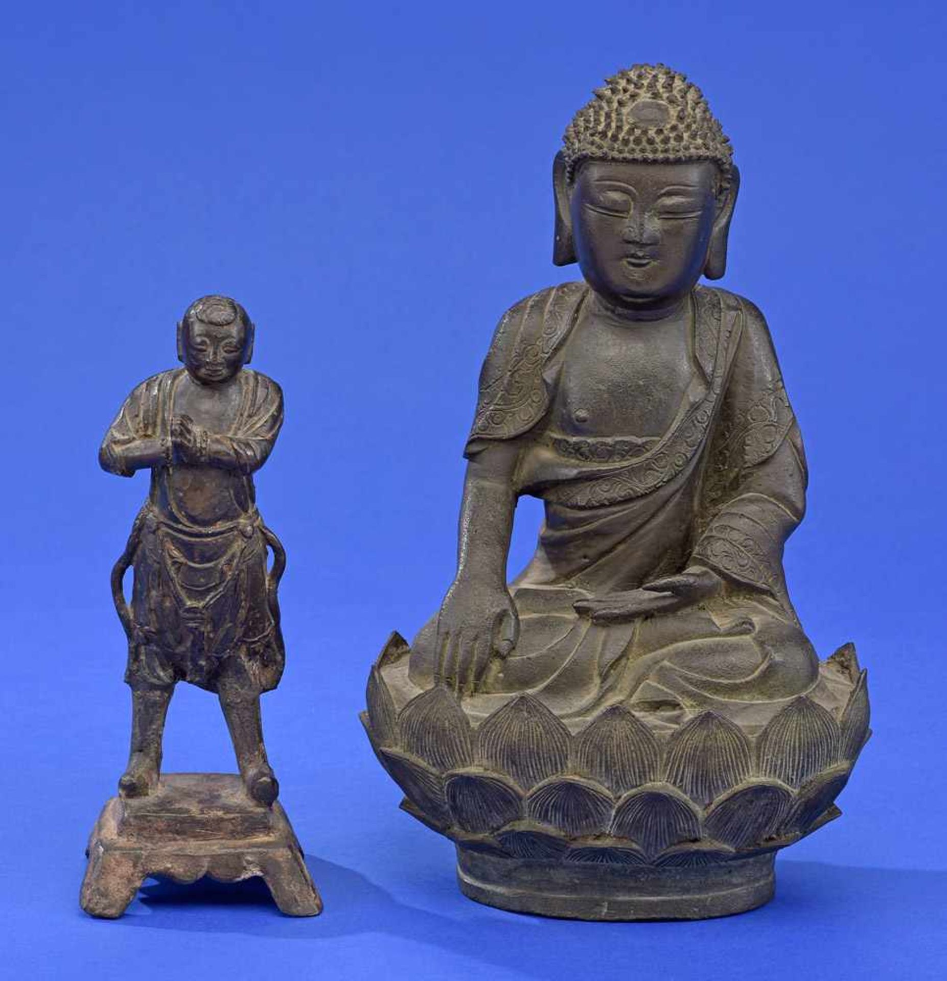 Buddha und betender Mönch