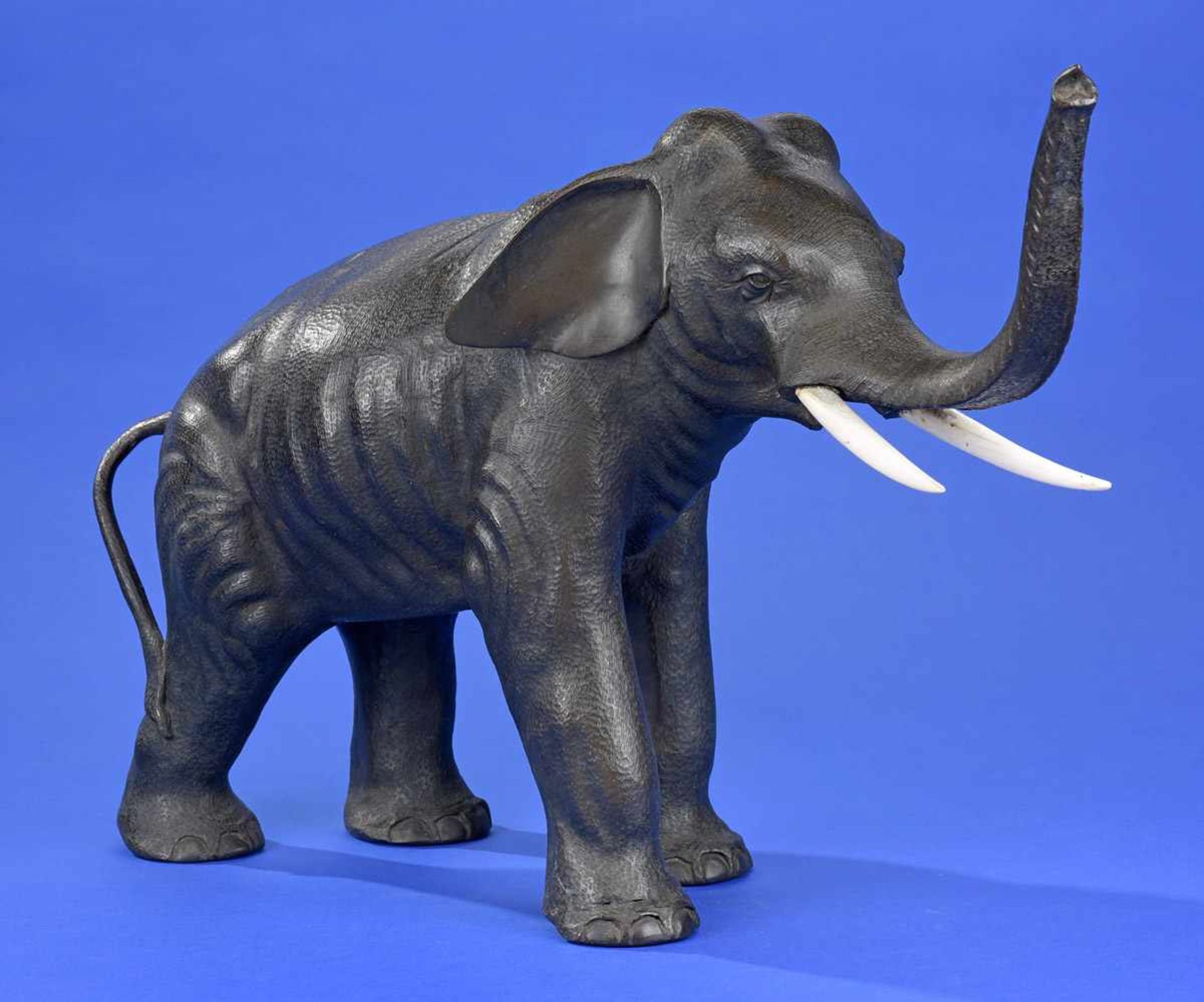 Elefant mit erhobenem Rüssel Japan um 1900