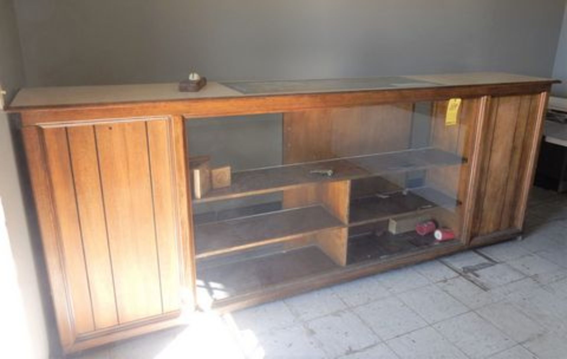 21" X 10' DISPLAY CABINET