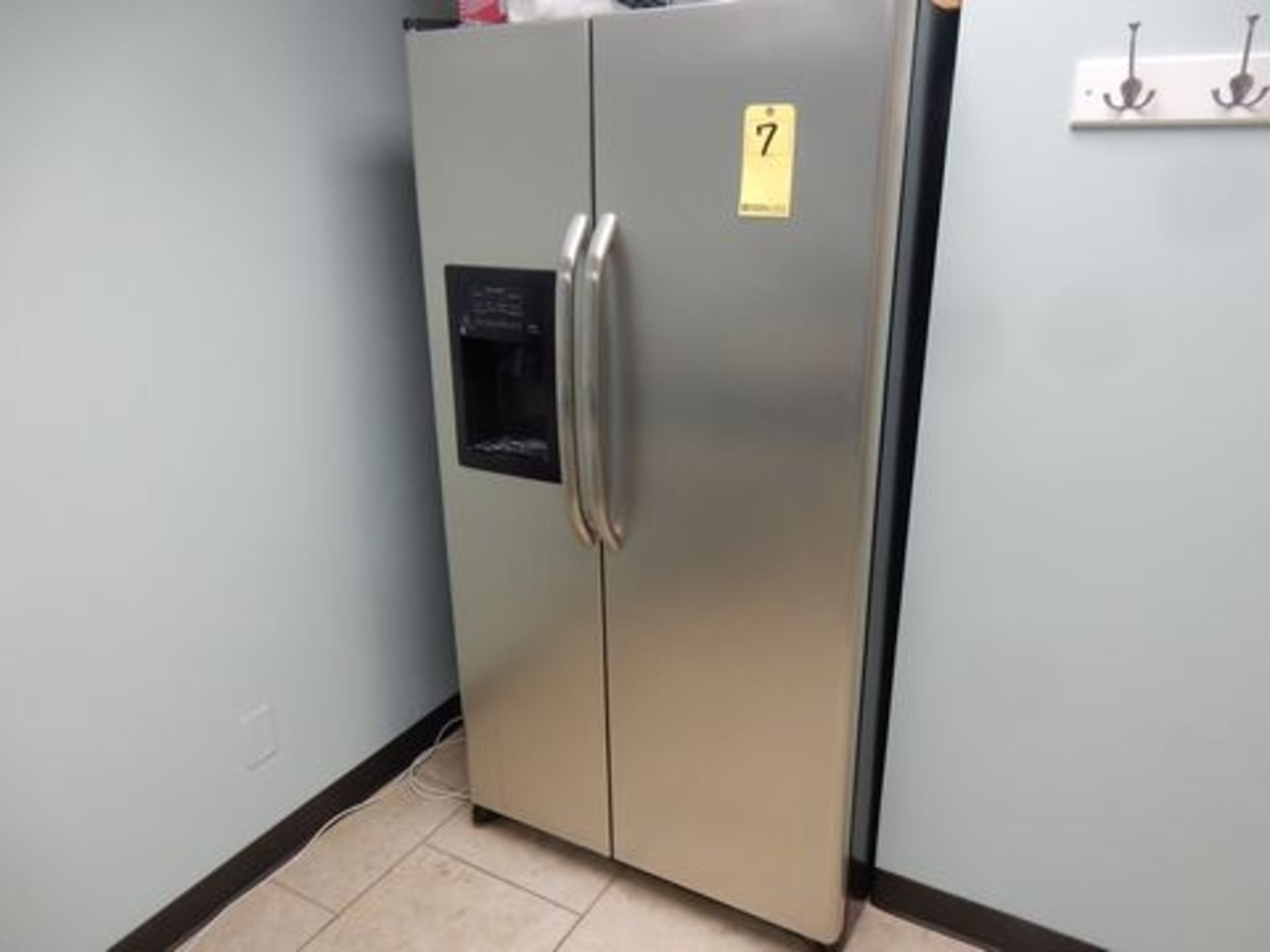 GE REFRIG., M# GSL25JGCB LS, S/N HV218995, ICE/WATER DISPENSER, 2-DOOR, S.S.