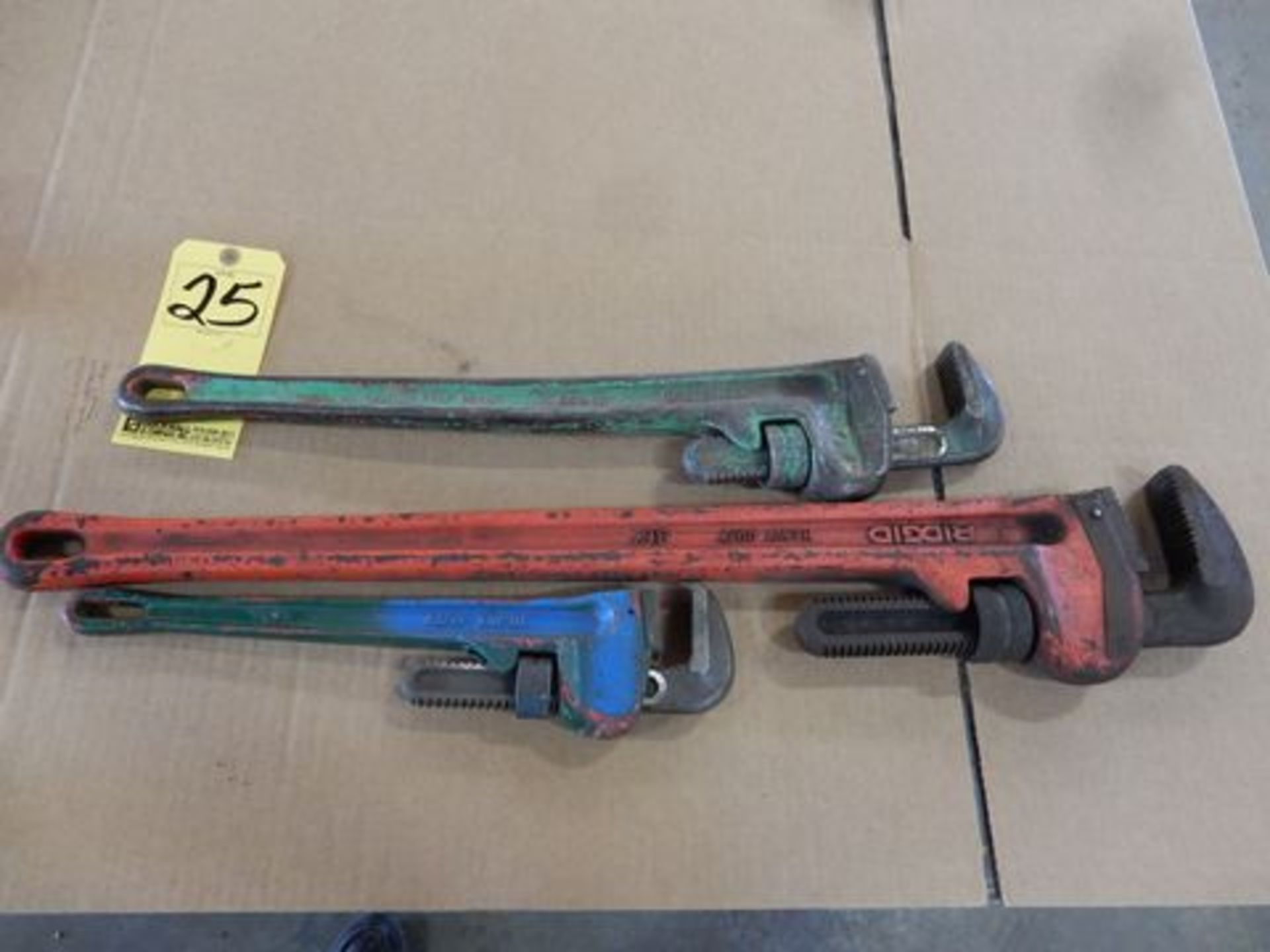 LOT PIPE WRENCHES