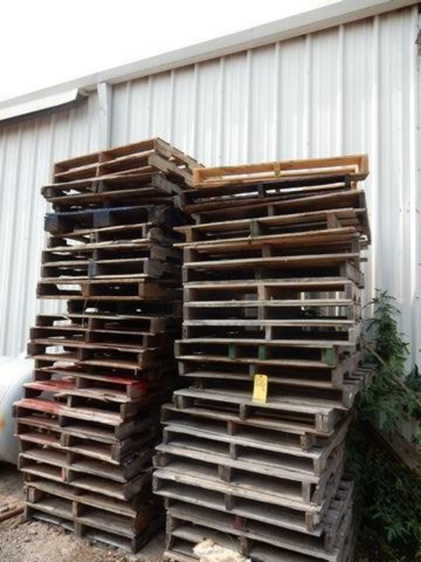 LOT, WOOD PALLETS