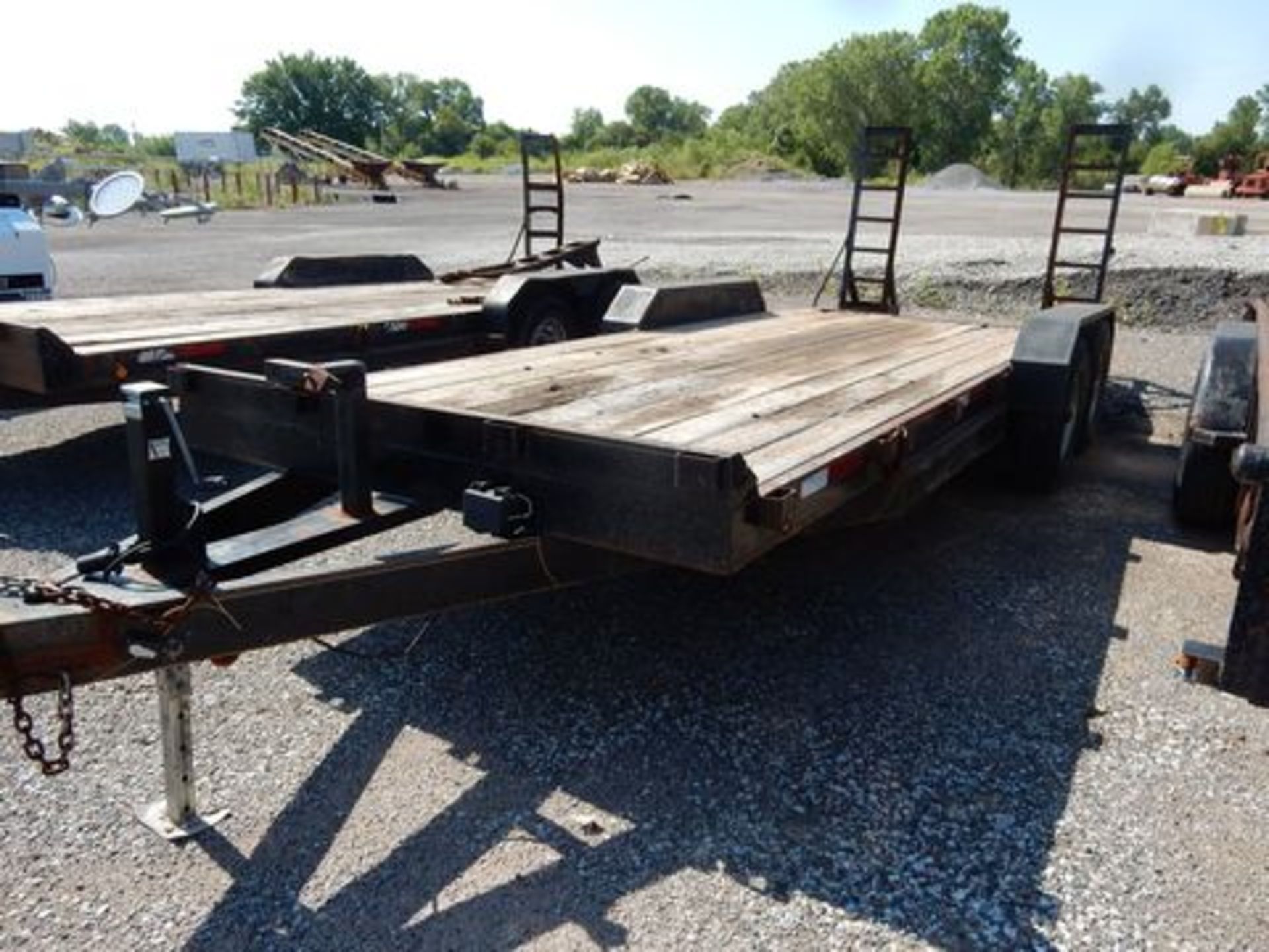 UTILITY TRAILER, 21', WOOD DECK, TANDEM AXLE, RAMPS, BUMPER PULL (NO TITLE) - Image 2 of 3