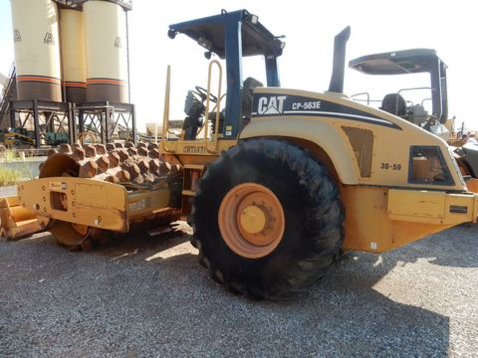 CATERPILLAR VIBRATORY PADFOOT ROLLER COMPACTOR, M# CP-563E, S/N CATCP563LCNT01471, 2007 - Image 2 of 2