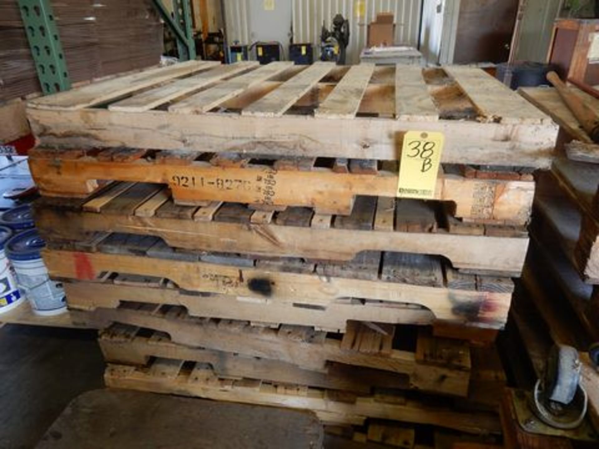 LOT WOOD PALLETS