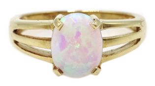 9ct gold oval opal ring, hallmarked Condition Report & Further Details Approx 3gm,