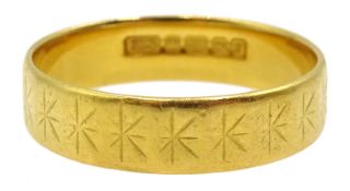 22ct engraved gold wedding band hallmarked, approx 3.