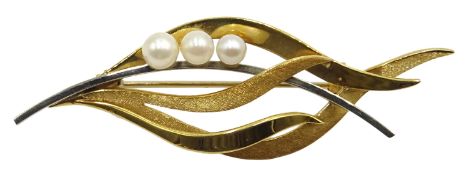 18ct white and yellow gold leaf design brooch, set with three graduating cultured pearls,