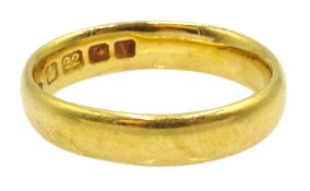 22ct gold wedding band hallmarked, approx 4.