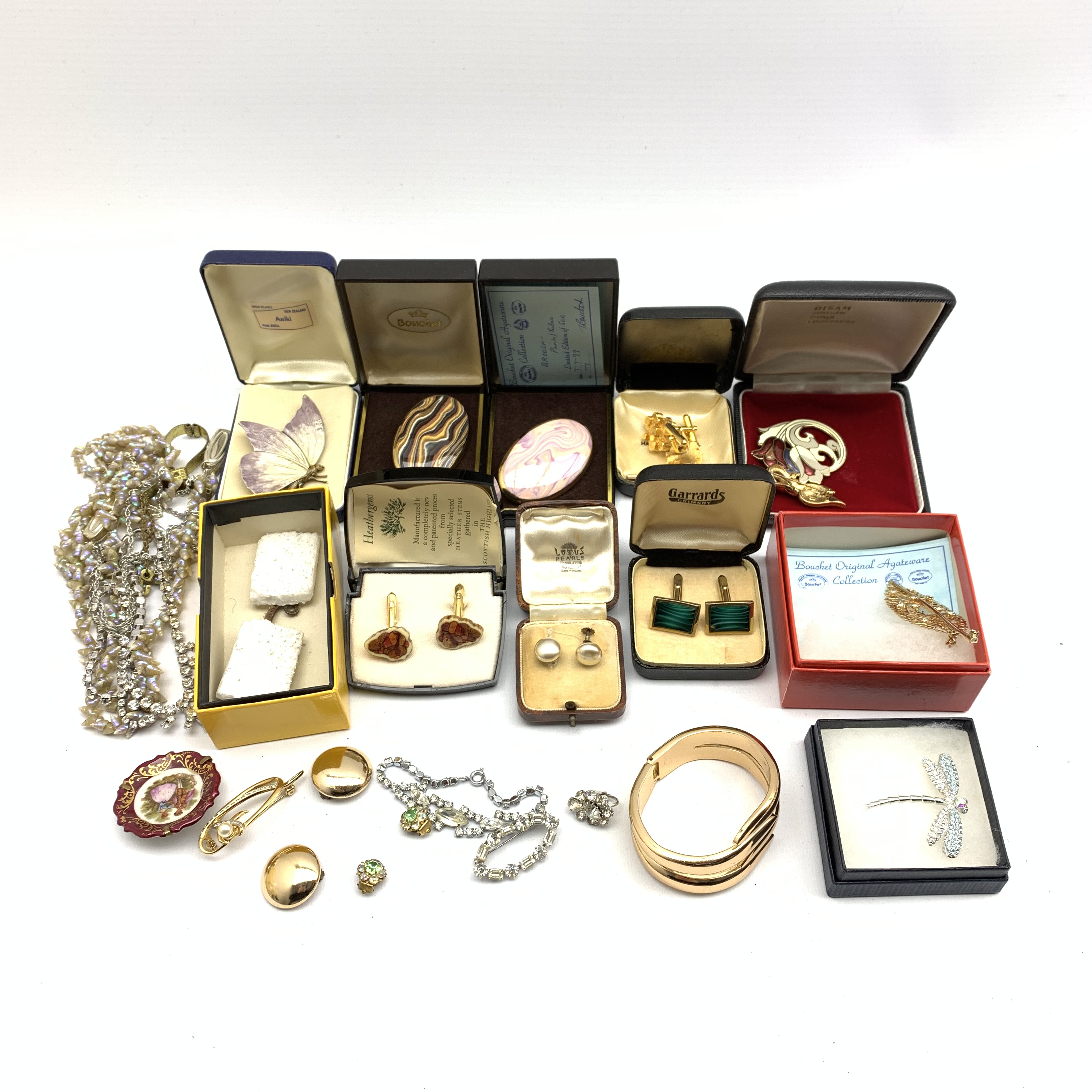 Quantity of assorted costume jewellery Condition Report & Further Details <a