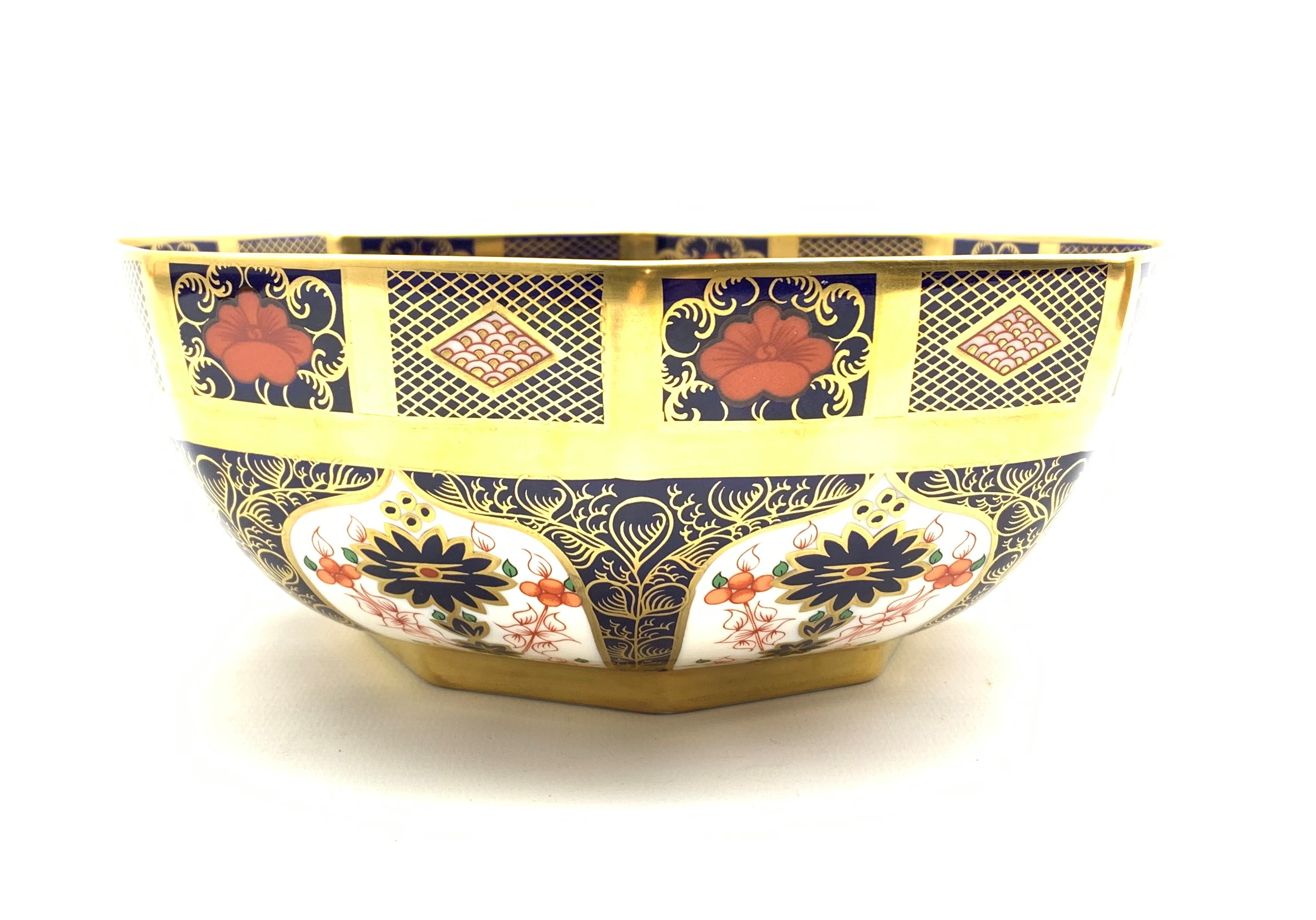 Royal Crown Derby Imari 1128 pattern bowl, diameter 21cm,