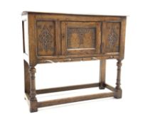 Early 20th century medium oak side cabinet,