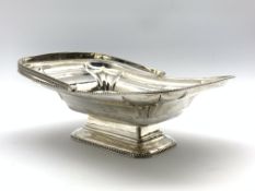 Edwardian silver fruit basket with gadrooned edge,