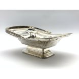 Edwardian silver fruit basket with gadrooned edge,