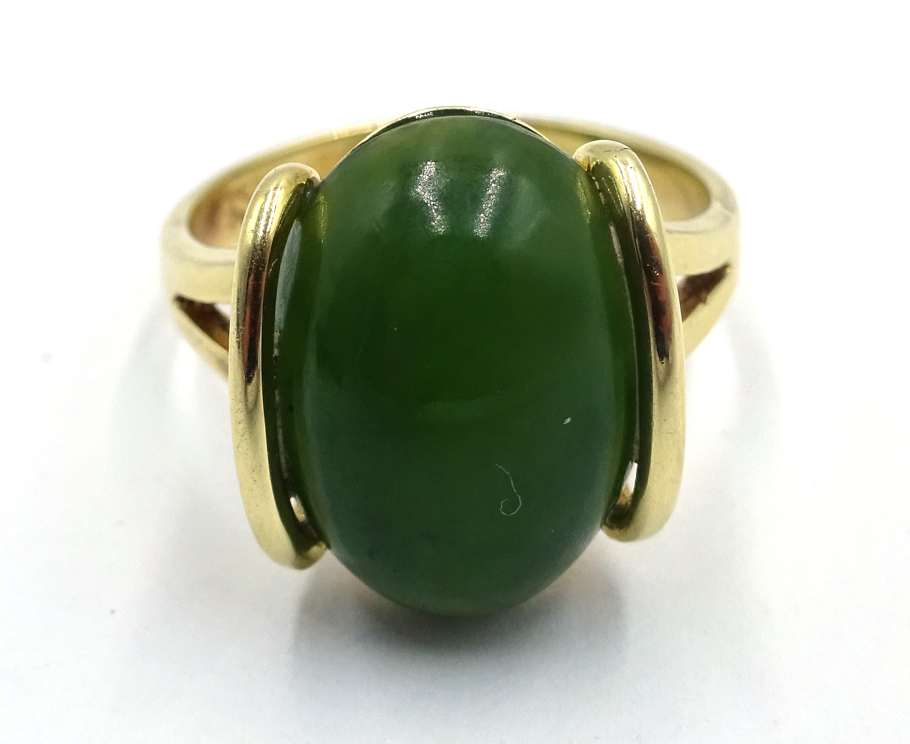 14ct gold oval cabochon jade ring,