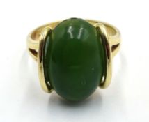 14ct gold oval cabochon jade ring,