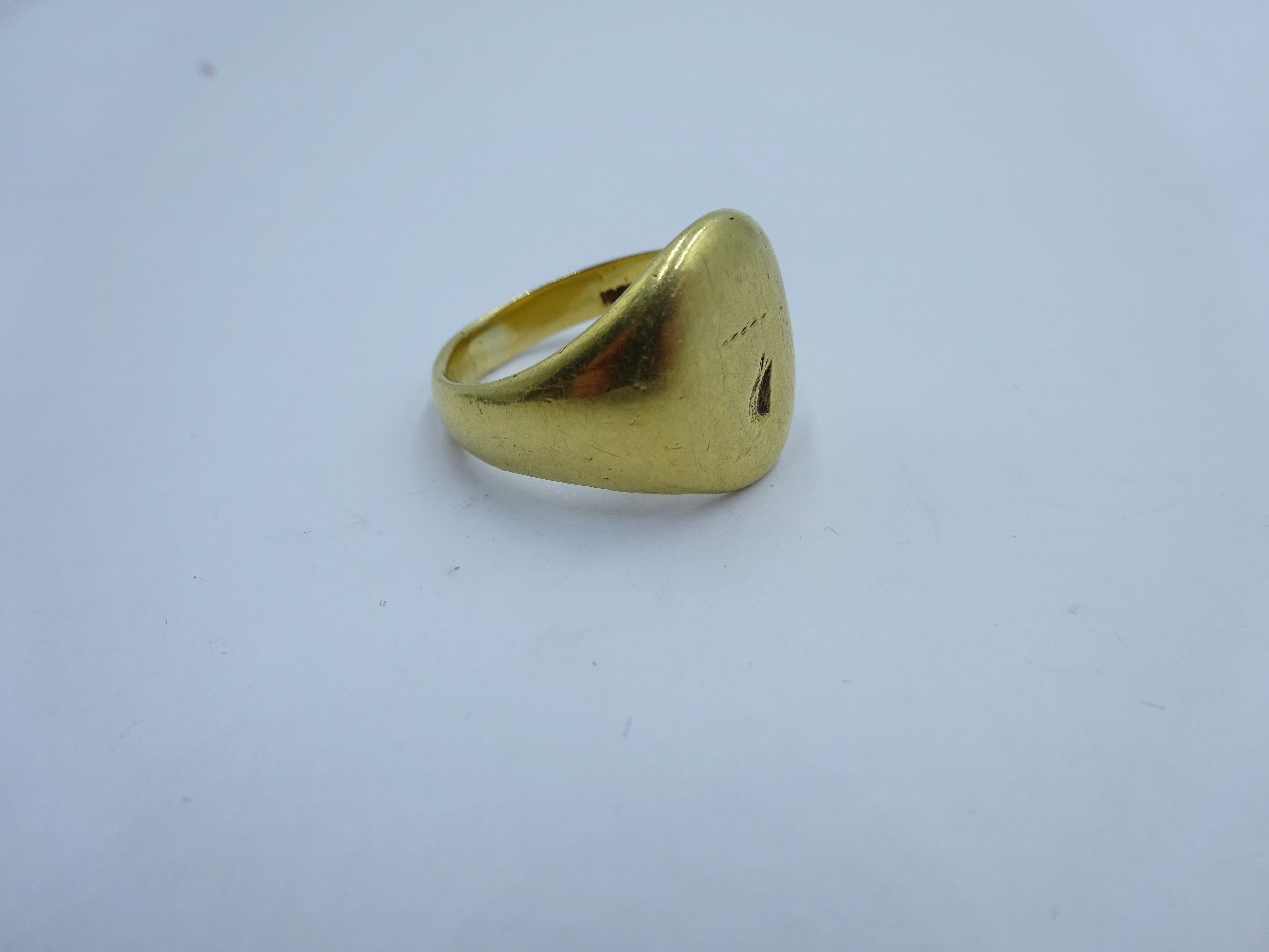 Gold signet ring stamped 18ct, approx 9. - Image 2 of 3